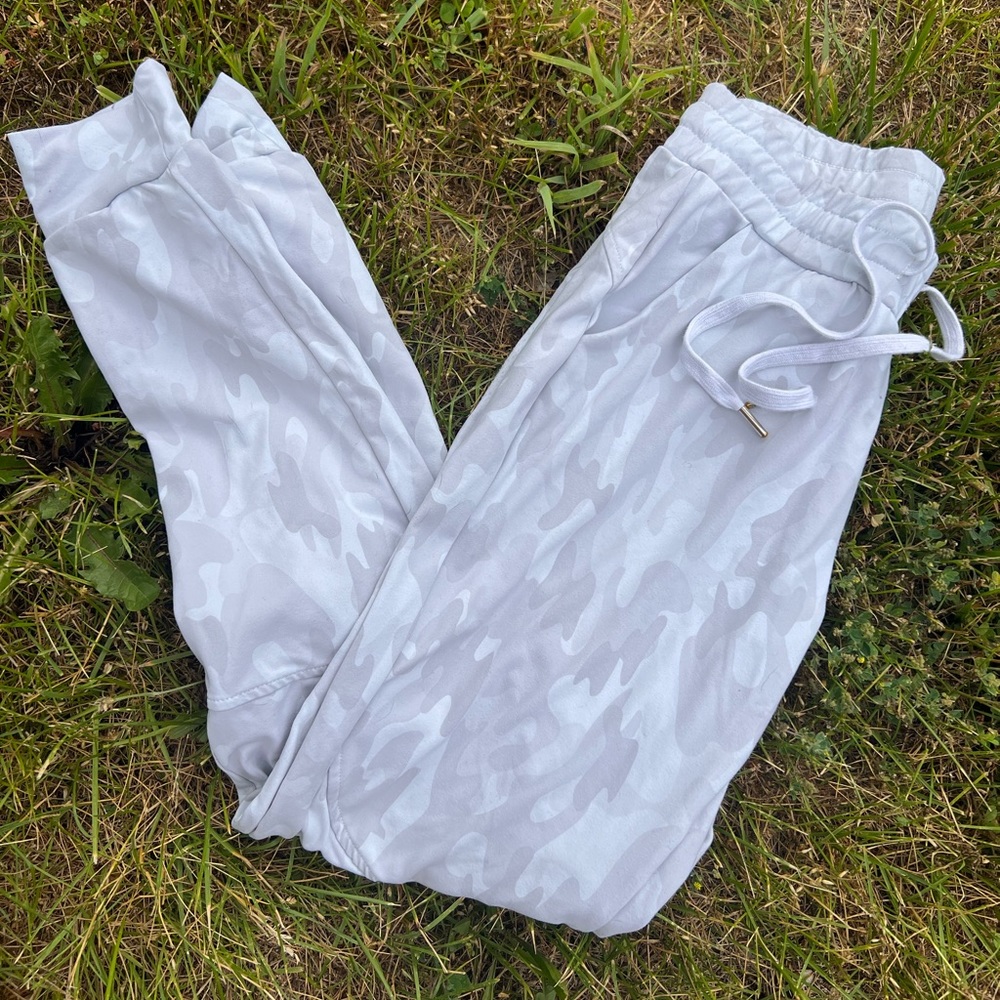 Buff bunny Snow camo joggers
